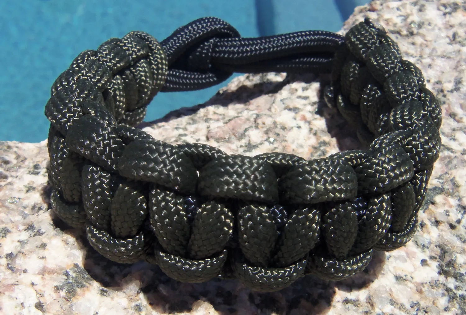 Army Green and Black Survival Bracelet Gift for Sports Fan Husband Father's Day Son Daughter Boyfriend Outdoor Adventurer