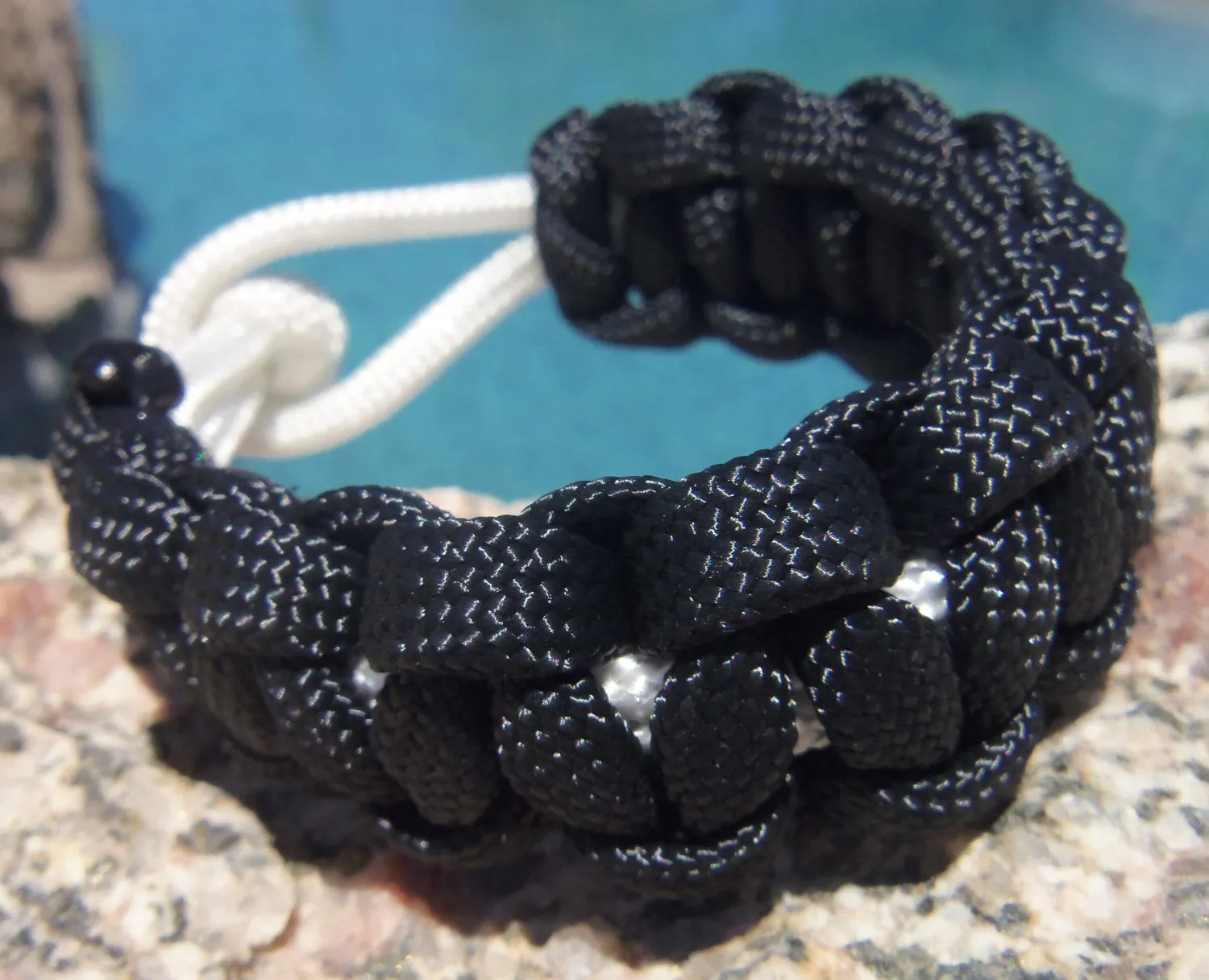Handtied Para cord Survival Bracelet made White and Black Unique Gift Dad Sports Fan Brother Father's Day Fishing Camping Hunting Climbing