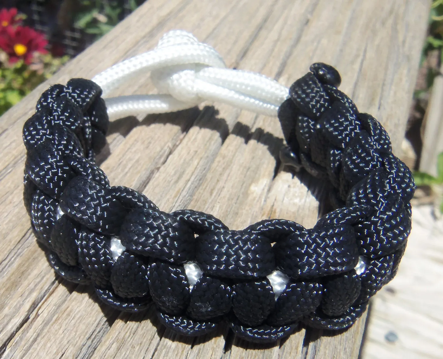 Handtied Para cord Survival Bracelet made White and Black Unique Gift Dad Sports Fan Brother Father's Day Fishing Camping Hunting Climbing