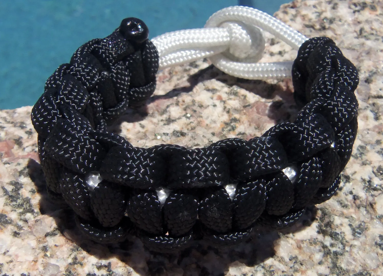 Handtied Para cord Survival Bracelet made White and Black Unique Gift Dad Sports Fan Brother Father's Day Fishing Camping Hunting Climbing