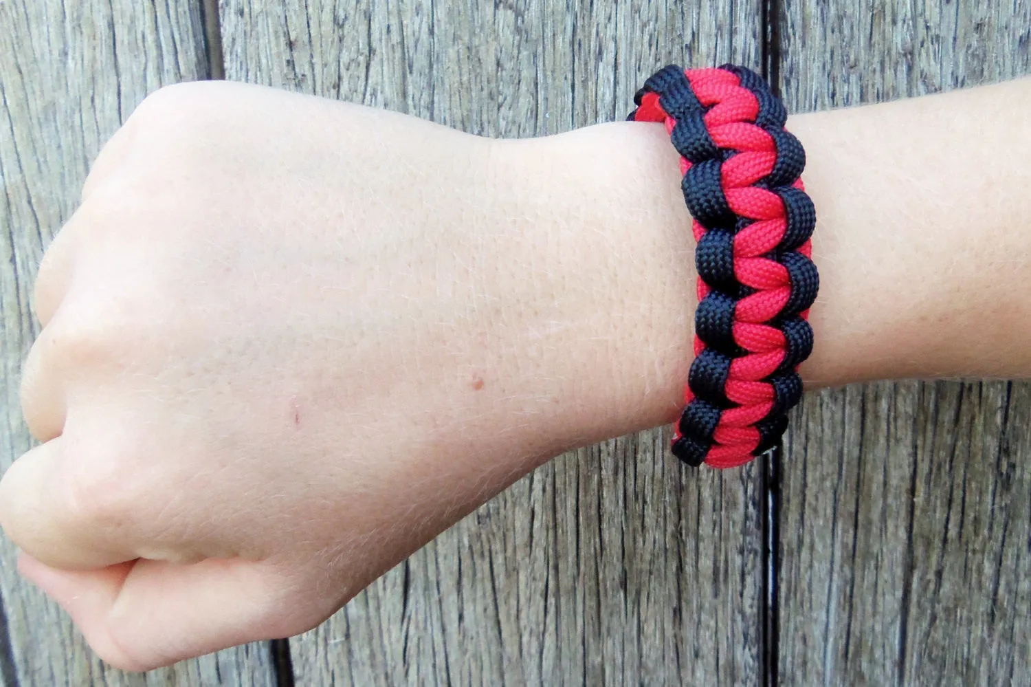 Red and Black Handmade Custom Paracord Parachute Survival Bracelet Outdoor Gift Husband Father's Day Fishing Camping Hunting Climb