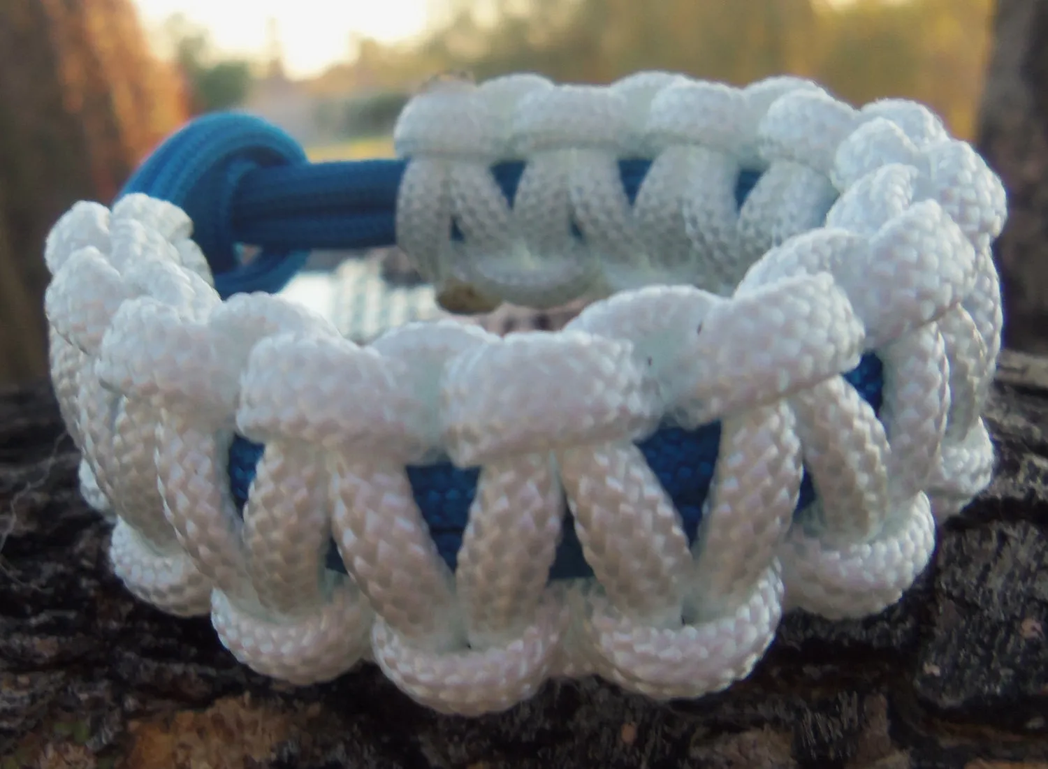 White and Blue Handmade Para cord Parachute Bracelet Survivalist Gift Dad Boy Friend Father's Day Fishing Camping Hunting Climbing