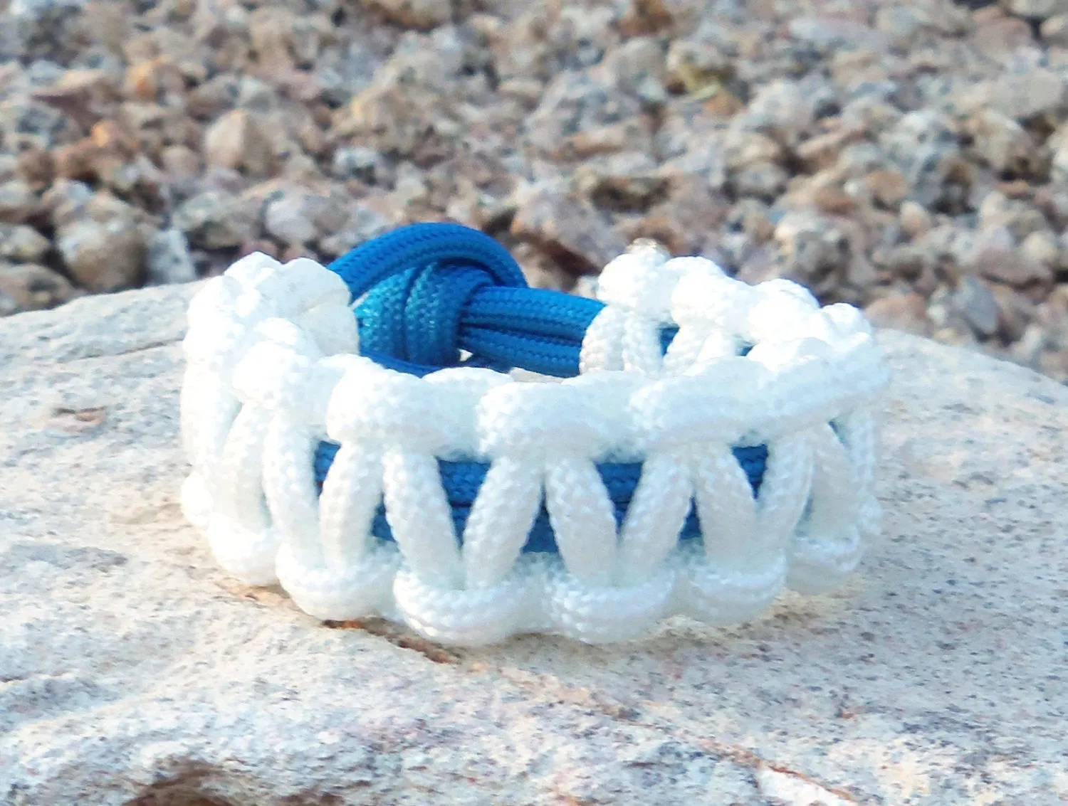 White and Blue Handmade Para cord Parachute Bracelet Survivalist Gift Dad Boy Friend Father's Day Fishing Camping Hunting Climbing